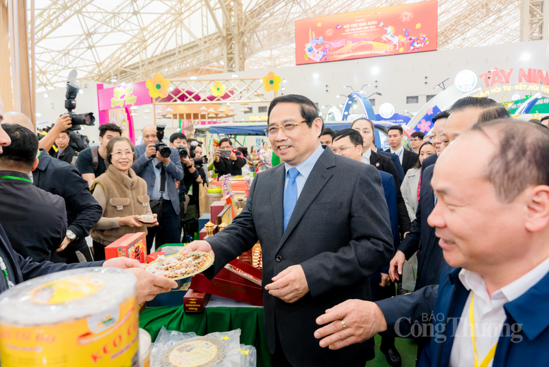 Thủ tướng Phạm Minh Chính thăm gian hàng Hà Tĩnh. Ảnh: Ban tổ chức