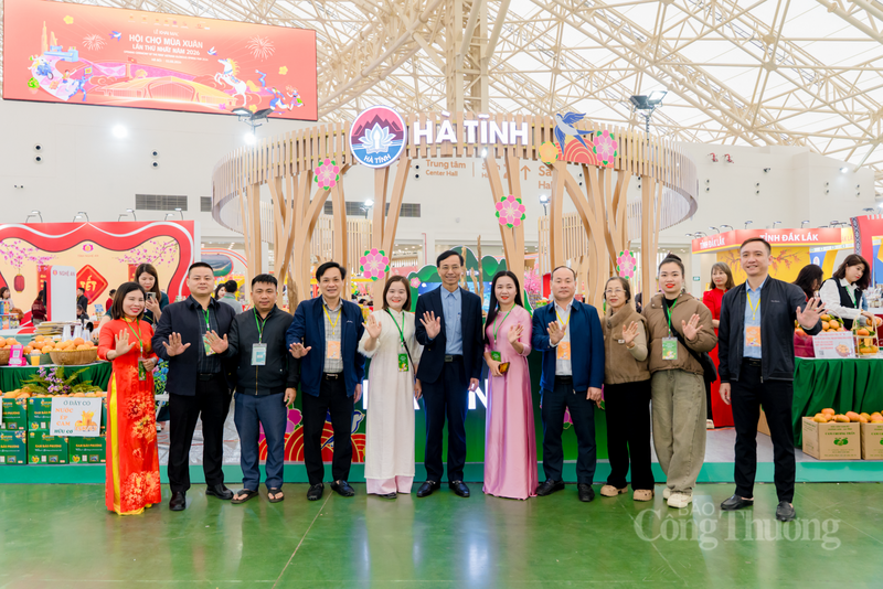 Lãnh đạo Sở Công Thương Hà Tĩnh chụp hình lưu niệm với các đơn vị tham gia hội chợ. Ảnh: Ban tổ chức