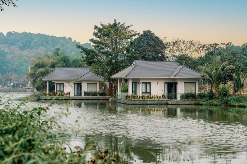 Villa hướng hồ, nơi bình minh thức giấc trên mặt nước tĩnh lặng, mở ra không gian nghỉ dưỡng an tịnh giữa thiên nhiên thuần khiết