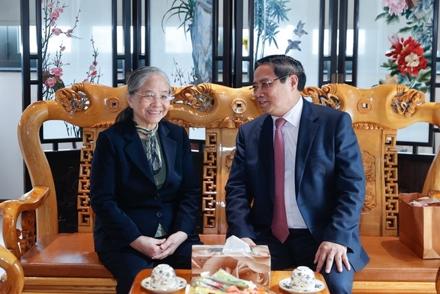 Thủ tướng Chính phủ Phạm Minh Chính thăm, chúc Tết gia đình và dâng hương cố Tổng Bí thư Nguyễn Phú Trọng - Ảnh: VGP/Nhật Bắc