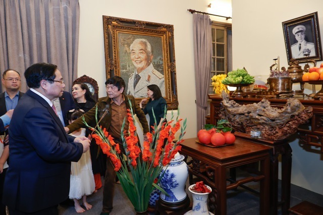 Thủ tướng Phạm Minh Chính dâng hương và chúc Tết gia đình Đại tướng Võ Nguyên Giáp - Ảnh: VGP/Nhật Bắc