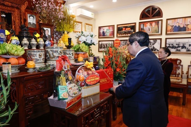Thủ tướng Phạm Minh Chính dâng hương và chúc tết gia đình cố Tổng Bí thư Lê Khả Phiêu - Ảnh: VGP/Nhật Bắc