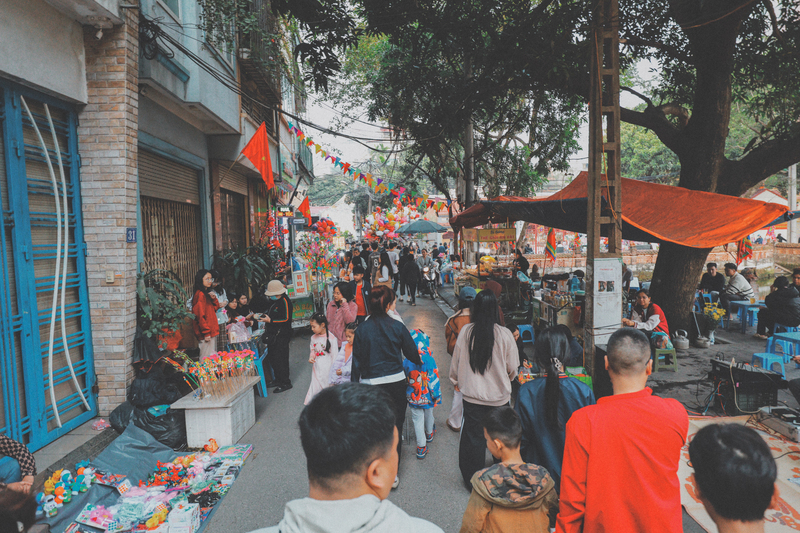 Một góc sân đình nhộn nhịp trong phiên chợ chỉ họp một lần mỗi năm. Ảnh: Phong Nguyễn