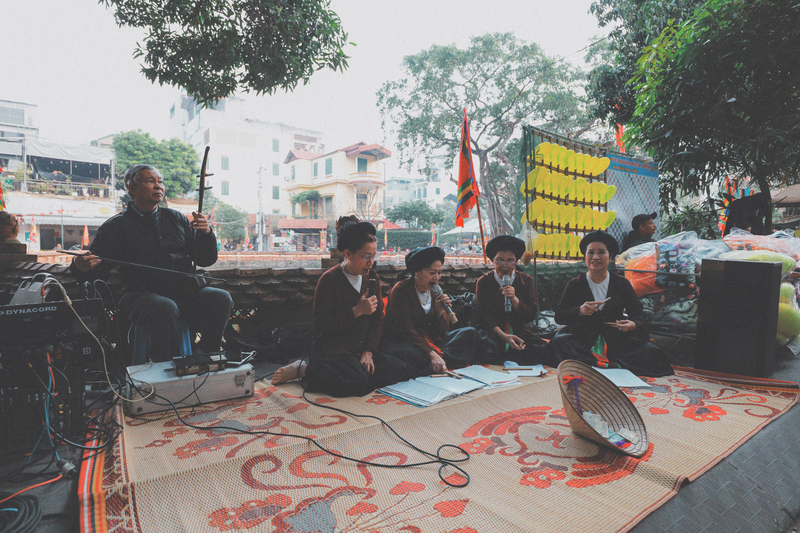 Các tiết mục văn hóa diễn ra tại phiên chợ. Ảnh: Phong Nguyễn