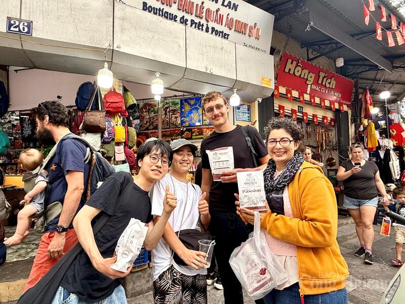 Nhóm du khách đến từ Tunisia trải nghiệm ẩm thực Việt. Ảnh: Diệu Anh