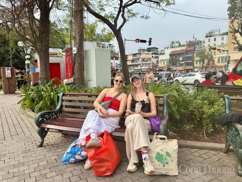 Chị Lydia (trái) và Marie đến từ Anh quốc thích thú khi lần đầu đến Việt Nam vào dịp Tết cổ truyền Ảnh: Diệu Anh