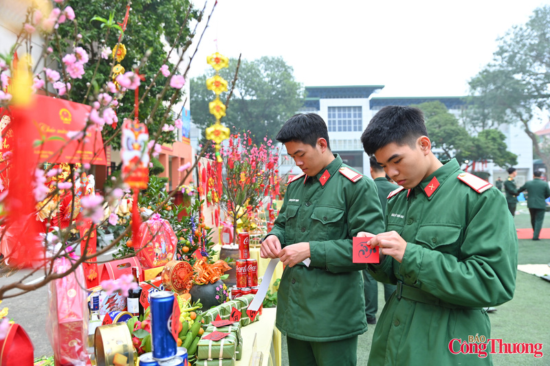Những cặp bánh chưng vuông vức được bài trí trên mâm ngũ quả của mỗi đội để Ban Tổ chức chấm điểm. Cùng với cành đào xuân, hoa thược dược, câu đối đỏ…, không gian đơn vị ngập tràn sắc Tết.