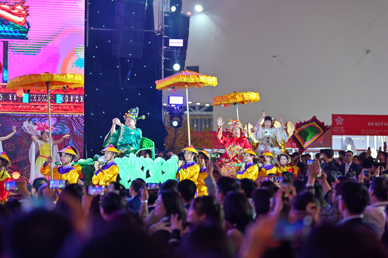 Điểm nhấn của lễ bế mạc Hội chợ Mùa Xuân lần thứ nhất năm 2026 là sự tham gia của các nghệ sĩ, ca sĩ nổi tiếng như: NSND Tự Long, NSƯT Quang Thắng, NS Vân Dung, cùng các ca sỹ: Trọng Tấn, Hòa Minzy, Trang Pháp, ST Sơn Thạch, Double 2T…