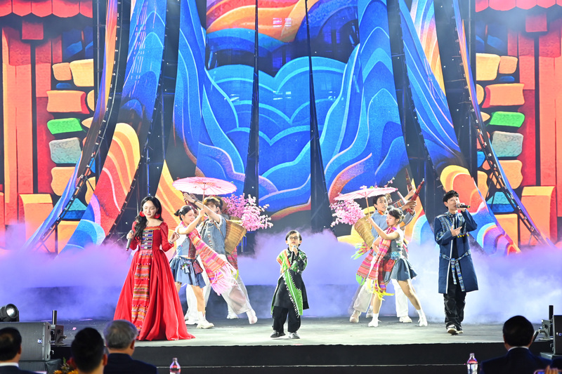 Toàn cảnh lễ bế mạc Hội chợ Mùa Xuân lần thứ nhất năm 2026 qua ảnh - 12