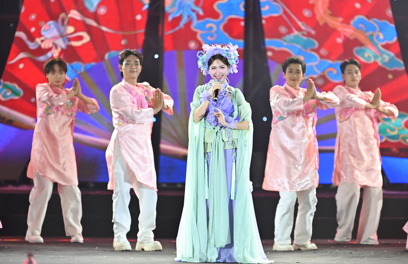 Một số tiết mục văn nghệ tại lễ bế mạc.