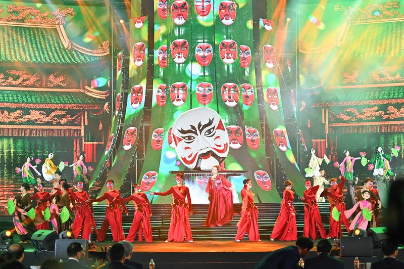 Toàn cảnh lễ bế mạc Hội chợ Mùa Xuân lần thứ nhất năm 2026 qua ảnh - 14