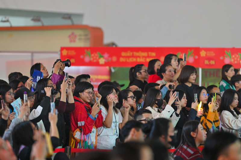 Hội chợ Mùa Xuân lần thứ nhất năm 2026 diễn ra từ ngày 2-13/2 tại Trung tâm Triển lãm Việt Nam (VEC), xã Đông Anh, Hà Nội, với quy mô hơn 100.000 m² trưng bày trong nhà và hơn 45.000 m² ngoài trời. Đây được xem là hành trình "du xuân xuyên Việt" đưa tinh hoa văn hoá ba miền hội tụ trong lòng Thủ đô.