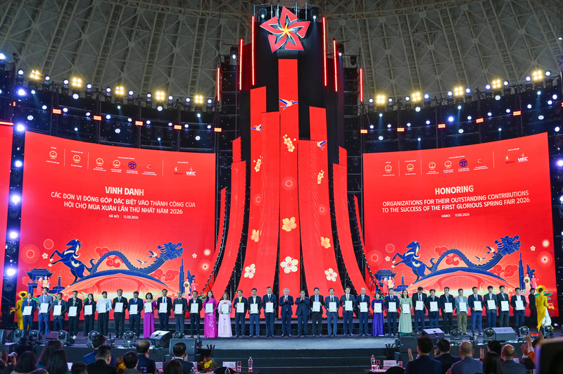 Vinh danh 64 đơn vị tiêu biểu góp phần tạo nên thành công của Hội chợ Mùa Xuân 2026.