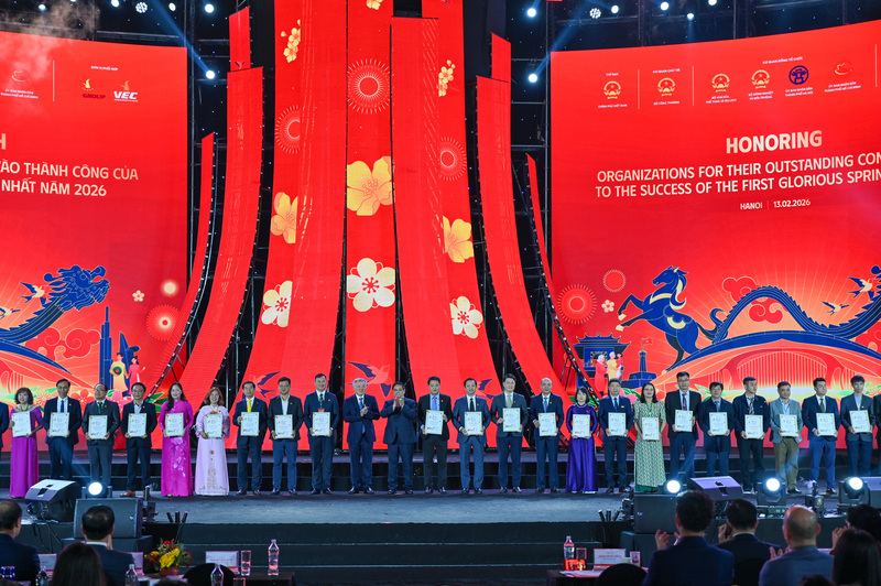 64 đơn vị, tổ chức, doanh nghiệp đã được vinh danh với những đóng góp quan trọng, góp phần tạo nên thành công của Hội chợ Mùa Xuân lần thứ nhất.