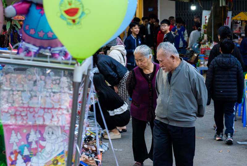 Người cao tuổi làng Mọc gặp gỡ, chuyện trò trong phiên chợ cuối năm. Ảnh: Phong Nguyễn