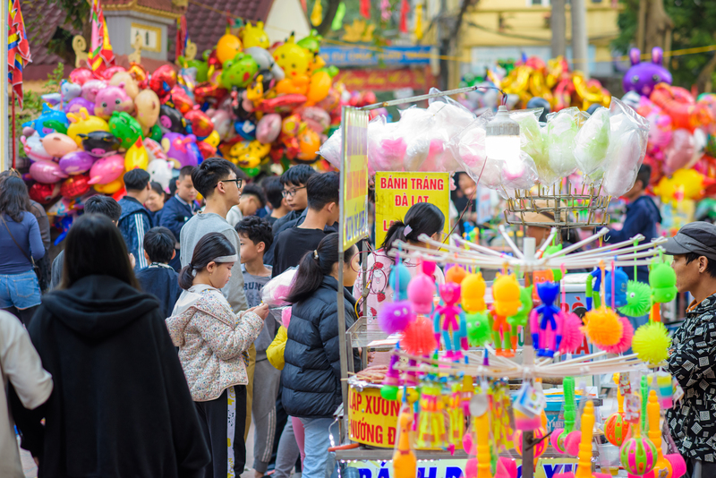 Phiên chợ là nơi kết nối cộng đồng cư dân qua nhiều thế hệ. Ảnh: Phong Nguyễn