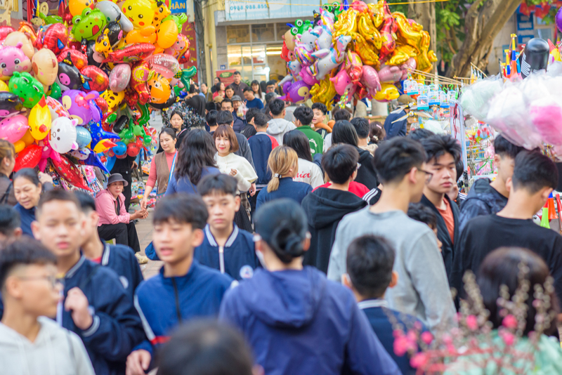 Dòng người nối dài quanh khu vực đình Quan Nhân trong ngày 27 tháng Chạp. Ảnh: Phong Nguyễn