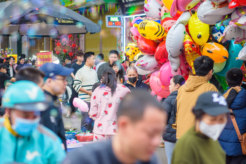 Người dân tấp nập đổ về đình Quan Nhân từ sáng sớm dự phiên chợ 27 Tết. Ảnh: Phong Nguyễn