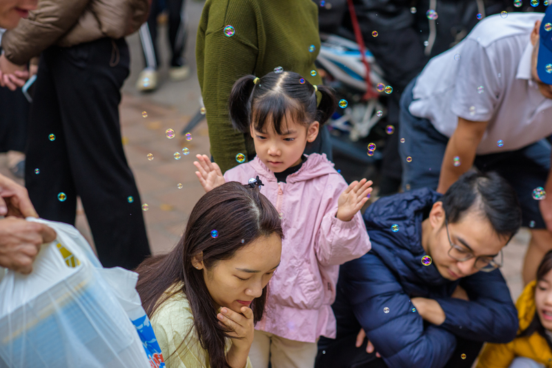 Trẻ nhỏ theo chân bố mẹ trải nghiệm nét đẹp văn hóa làng quê giữa phố thị. Ảnh: Phong Nguyễn