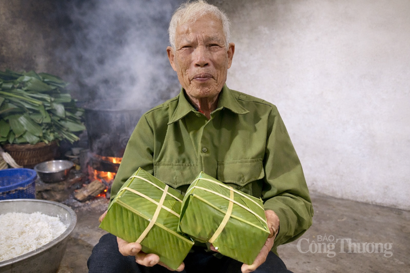 Ông Nguyễn Xuân Lạch chăm chút những chiếc bánh chưng vừa gói, sẵn sàng cho công đoạn đỏ lửa suốt đêm. Ảnh: P.C