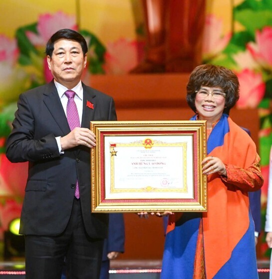 Trước hơn 2.200 đại biểu tham dự Đại hội Thi đua yêu nước, bà Thái Hương đã đại diện cho tập thể TH vinh dự nhận danh hiệu Anh hùng Lao động do Chủ tịch nước Lương Cường trao tặng.