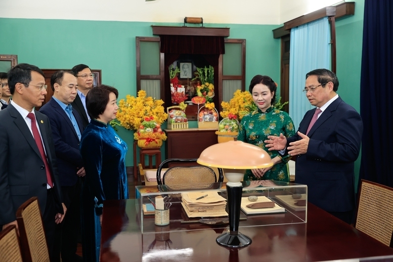 Thăm khu trưng bày một số hiện vật gắn liền với Bác Hồ trong thời gian Bác ở nhà 67, Thủ tướng Chính phủ Phạm Minh Chính lưu ý cán bộ nhân viên Khu di tích thay mặt toàn dân tộc, gìn giữ, bảo tồn, chăm sóc, phát huy những giá trị hiện vật Khu di tích - Ảnh: VGP/Nhật Bắc