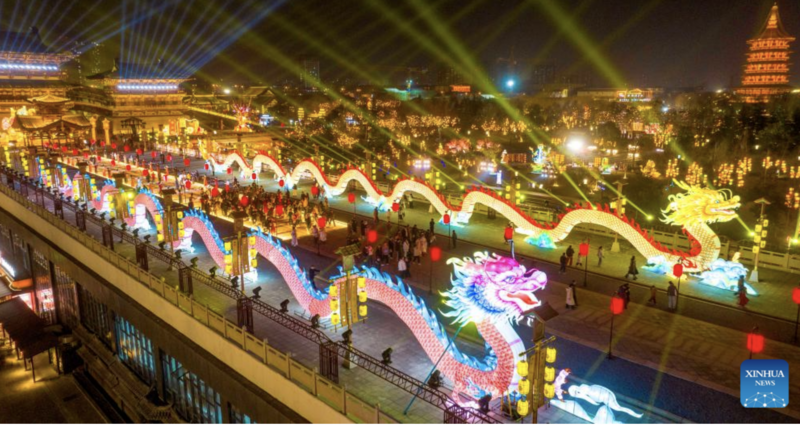 Du khách đang chiêm ngưỡng đèn lồng và các công trình chiếu sáng tại một khu danh lam thắng cảnh ở Lạc Dương, tỉnh Hà Nam, Trung Quốc. Ảnh: Xinhua