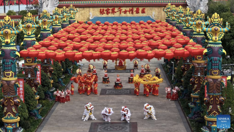 Đoàn nghệ thuật địa phương đang tập dượt cho buổi biểu diễn mừng năm mới tại quận Wulingyuan, thành phố Trương Gia Giới, tỉnh Hồ Nam, miền trung Trung Quốc. Ảnh: Xinhua