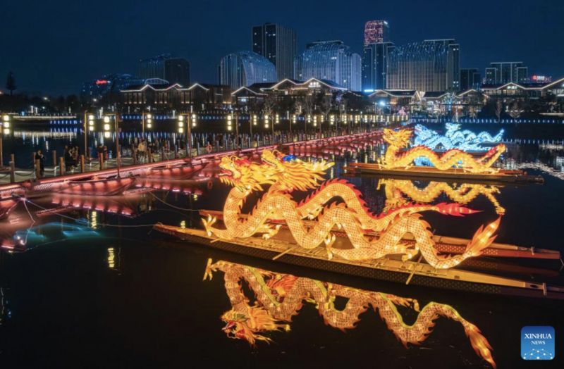 Những chiếc đèn lồng được lắp đặt trên sông Wujiang ở Jinhua, tỉnh Chiết Giang, miền đông Trung Quốc. Ảnh: Xinhua