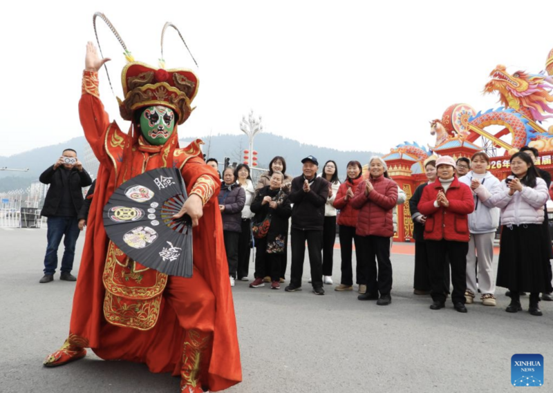 Một nghệ sĩ biểu diễn Kinh kịch Tứ Xuyên cho du khách tại hội chợ đèn lồng được tổ chức ở Đại Châu, tỉnh Tứ Xuyên, Trung Quốc. Ảnh: Xinhua