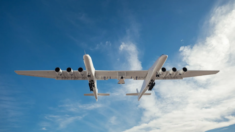 Tàu mẹ Roc của hãng Stratolaunch mang phương tiện bay siêu thanh Talon-2.