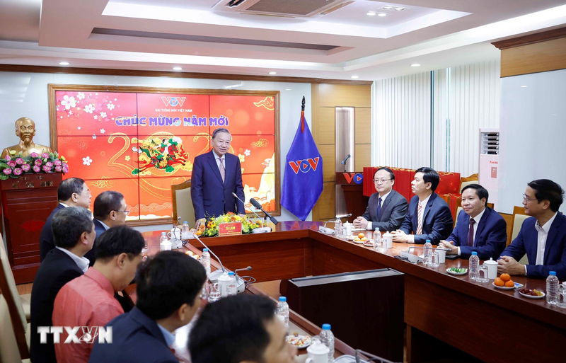Tổng Bí thư Tô Lâm tới thăm, chúc tết cán bộ, phóng viên, biên tập viên, kỹ thuật viên và người lao động Đài Tiếng nói Việt Nam. Ảnh: Thống Nhất/TTXVN
