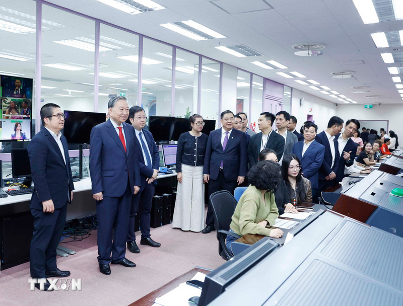 Tổng Bí thư Tô Lâm và cán bộ, phóng viên, biên tập viên, kỹ thuật viên và người lao động Đài Truyền hình Việt Nam. Ảnh: Thống Nhất/TTXVN