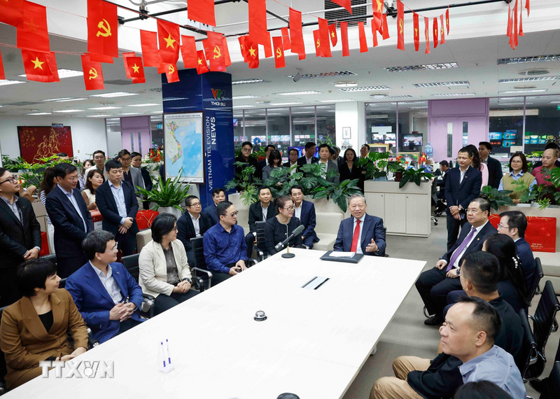 Tổng Bí thư Tô Lâm tới thăm, chúc tết cán bộ, phóng viên, biên tập viên, kỹ thuật viên và người lao động Đài Truyền hình Việt Nam. Ảnh: Thống Nhất/TTXVN