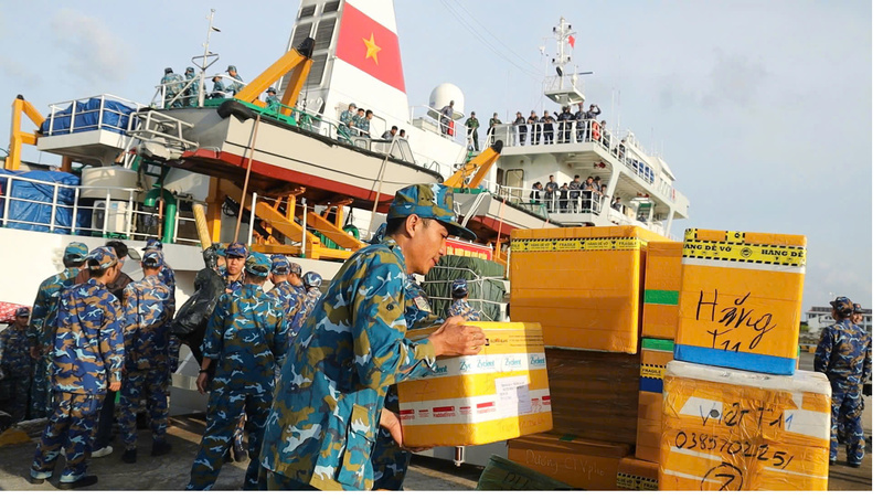 Những chuyến tàu chở hàng Tết và nhu yếu phẩm cập đảo