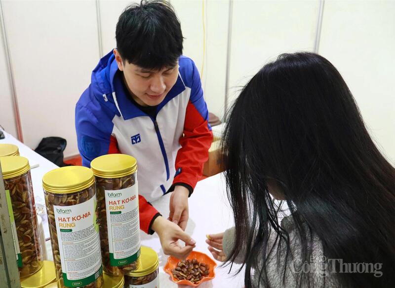Sản phẩm hạt kơ-nia Tây Nguyên thu hút người tiêu dùng dịp tết Nguyên đán 2026. Ảnh: N.H