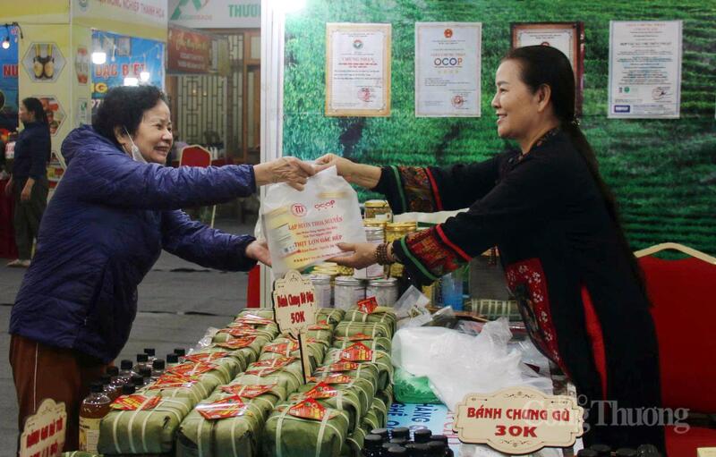 Nông sản, đặc sản địa phương hút khách. Ảnh: N.H