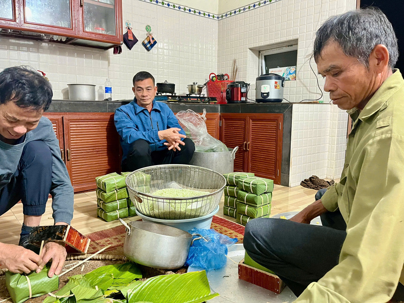 Bếp lửa gói bánh chưng đậm hương vị Tết nơi đất lúa - 2