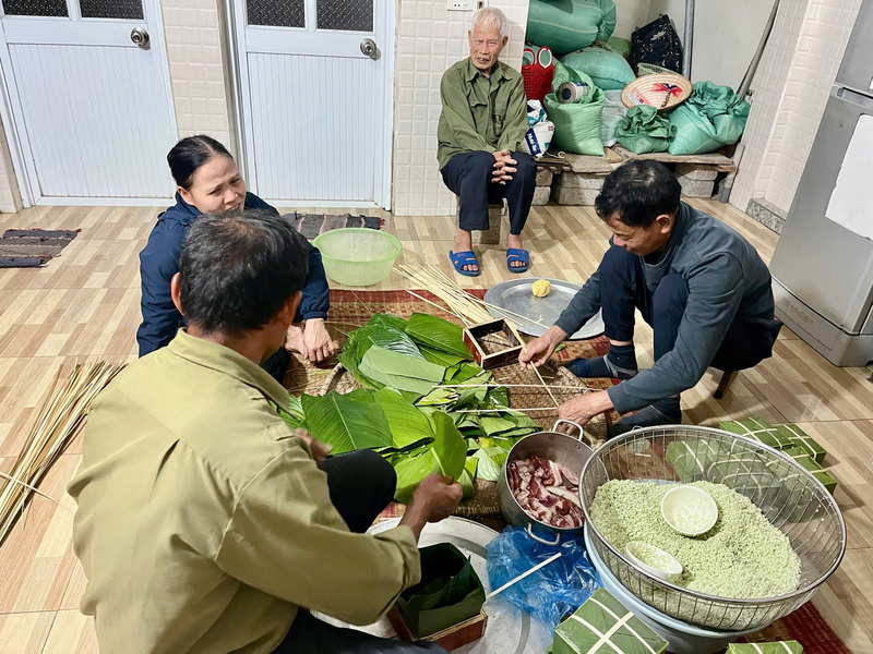Vừa gói bánh chưng, mọi người vừa kể cho nhau nghe những câu chuyện về một năm đã qua. Ảnh: P.C
