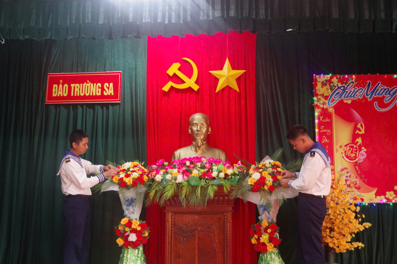 Hoạt động trang trí chuẩn bị cho đón Tết ở đảo