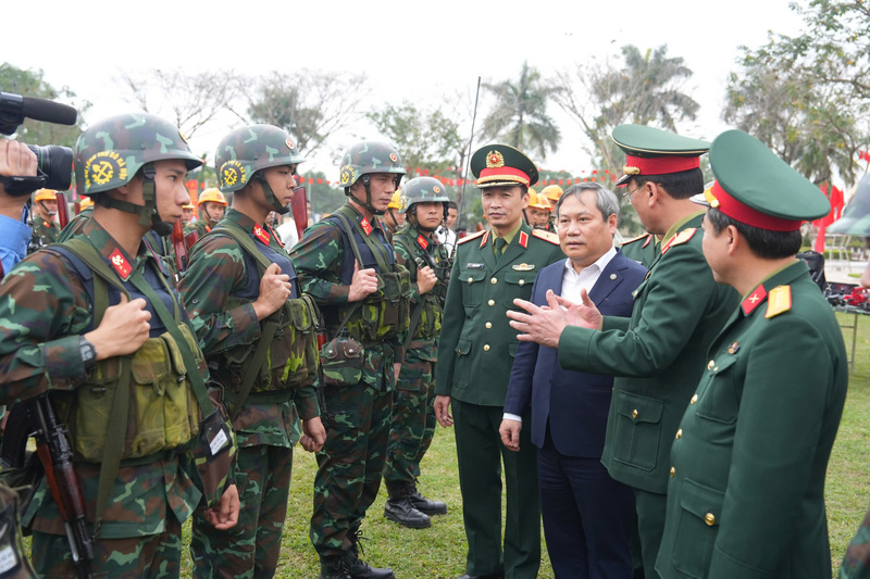 Chủ tịch Thành phố Hà Nội nghe báo cáo về công tác chăm lo Tết và những kết quả nổi bật của Tiểu đoàn Công binh 544. Ảnh: Hoàng Linh