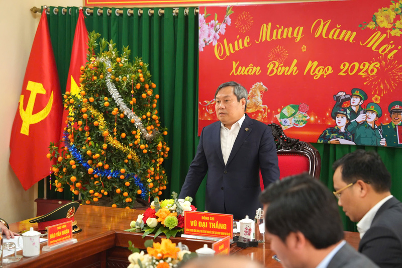 Chủ tịch UBND Thành phố Hà Nội Vũ Đại Thắng đến thăm, chúc Tết cán bộ, chiến sĩ Tiểu đoàn Công binh 544. Ảnh: Hoàng Linh