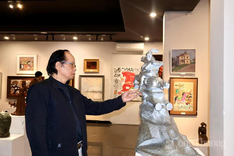 PGS.Nhà Điêu khắc Nguyễn Xuân Thành chiêm ngưỡng tác phẩm "Thánh Gióng về trời" chế tác bằng chất liệu thạch cao của mình.