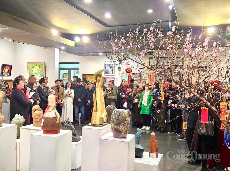 Sắc xuân rạng rỡ lan tỏa tại Triển lãm mỹ thuật 'Mừng Đảng mừng Xuân' - 5