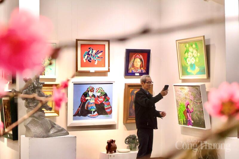 Triển lãm là một không gian đối thoại giàu năng lượng, nơi mỗi tác phẩm là một tiếng nói riêng nhưng cùng hướng tới giá trị chung của sáng tạo và cống hiến.
