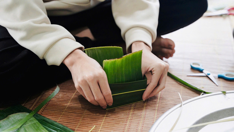 Lá chuối mầu xanh thẫm như mầu của những cánh đồng sau mùa gặt.