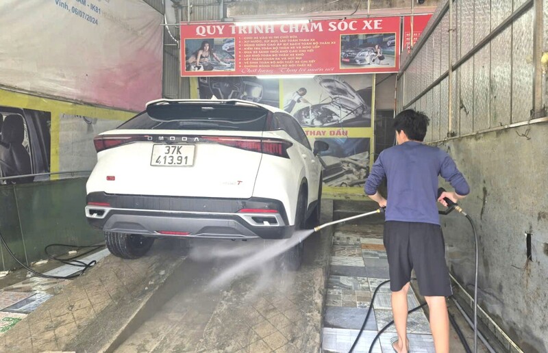 Nhân viên căng mình làm việc trong những ngày cận kề Tết. Ảnh: Mai Liễu