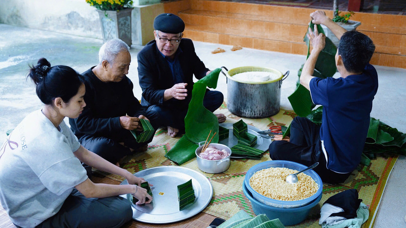 Người dân Thanh Hoá quây quần gói bánh chưng bằng lá chuối. Ảnh: Diệu Linh