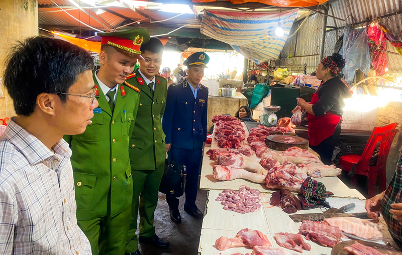 Lực lượng quản lý thị trường tăng cường phối hợp ngành chức năng, kiểm soát thị trường hàng hóa cuối năm tại chợ truyền thống. Ảnh: Phúc Sơn