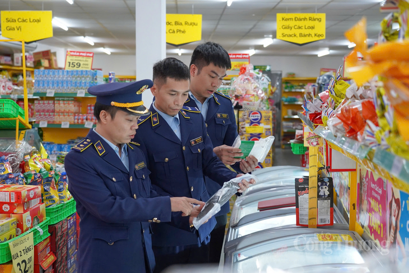 Nhu cầu tiêu dùng tăng đột biến vào dịp cuối năm, kéo theo đó là sự xuất hiện của các loại hàng nhái, hàng giả nhắm vào tâm lý ưa chuộng hàng rẻ của người lao động. Ảnh: Phúc Sơn